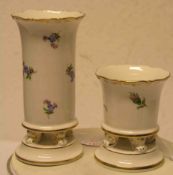 Zwei Meißen - Vasen. Porzellan, davon eine III. Wahl. Blumendekor, Höhen: 9 und 14cm.