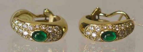 Ohrstecker. Gelbgold 18 kt. Mit Smargad-Cabochons und ca. 0,9 kt. Diamantsplitterzusammen. Höhe: ca.