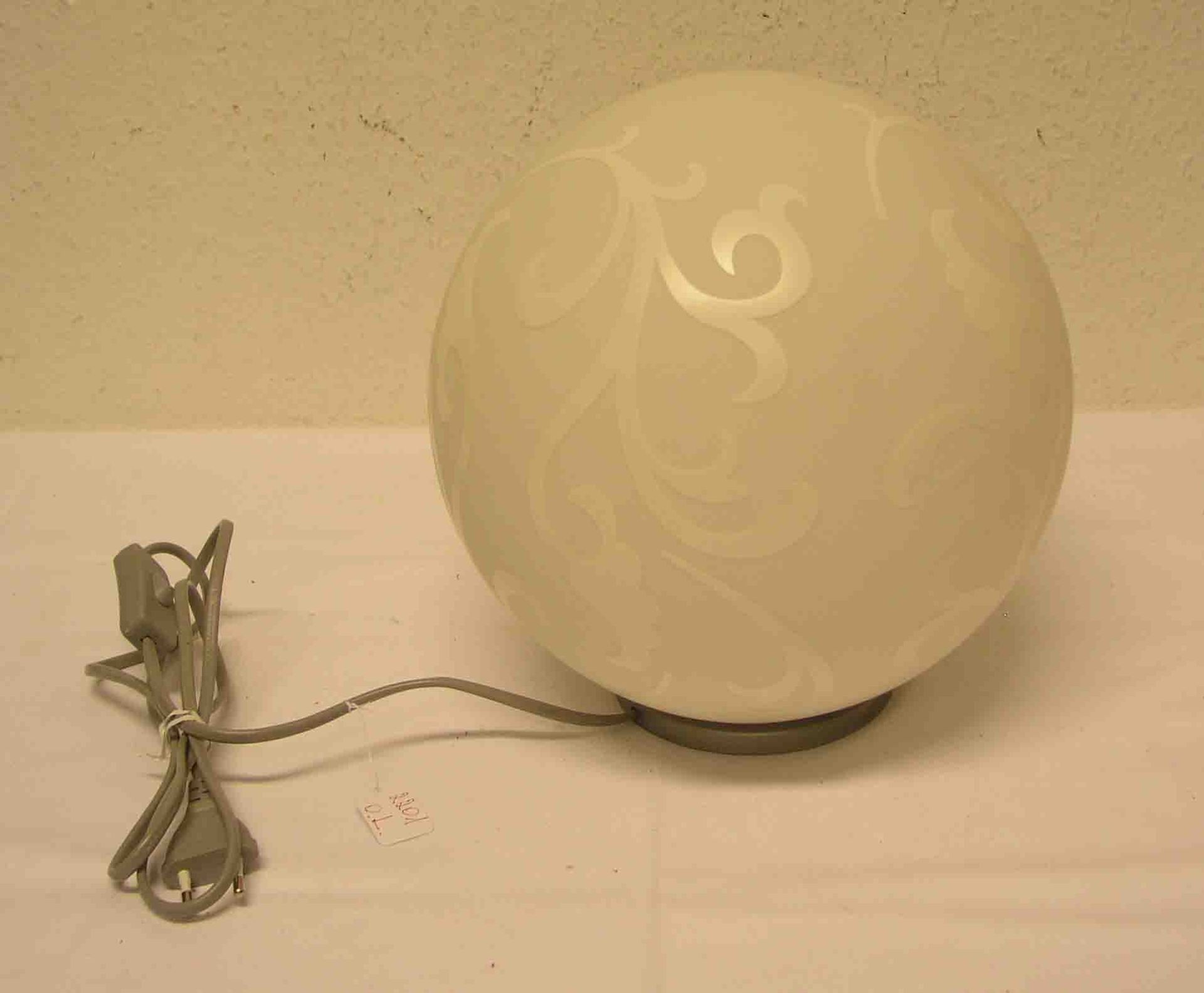 Tischlampe. Kugelförmiges Glas, verziert, eine Brennstelle. Durchmesser: ca. 24cm.