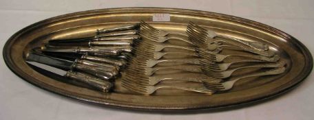 Ovale Platte, Durchmesser: 62cm. Dazu: 12 Messer und 12 Gabeln.