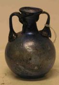 Amphoriskos, römisch, 1. Jh. nach Chr. Blaues Glas, teilweise irisiert mit Versinterungen.Intakt.