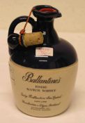 Alkoholika "Ballantines Finest Scotch Whisky" 43Vol.% Blaue Keramikflasche, Originalversiegelt.