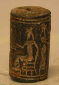 Rollsiegel, sumerisch, Djemdet Nasrzeit, um 3000 v. Chr., Höhe: 3cm, erworben 2001 für DM1.400,00