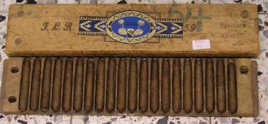 Zigarrentrockner, Zigarrenpresse für 20 Zigarren; gebraucht, mit Inhalt. 56 x 12cm.