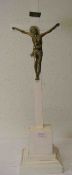 Standkruzifix. Weiß lackiertes Holzkreuz, Christuskorpus aus Messing. Gesamthöhe: 64cm.