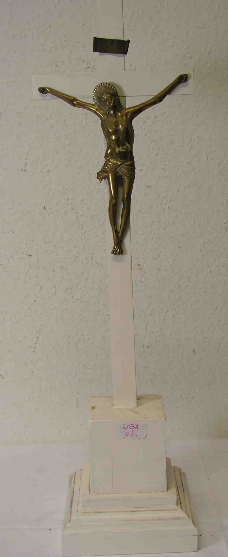 Standkruzifix. Weiß lackiertes Holzkreuz, Christuskorpus aus Messing. Gesamthöhe: 64cm.