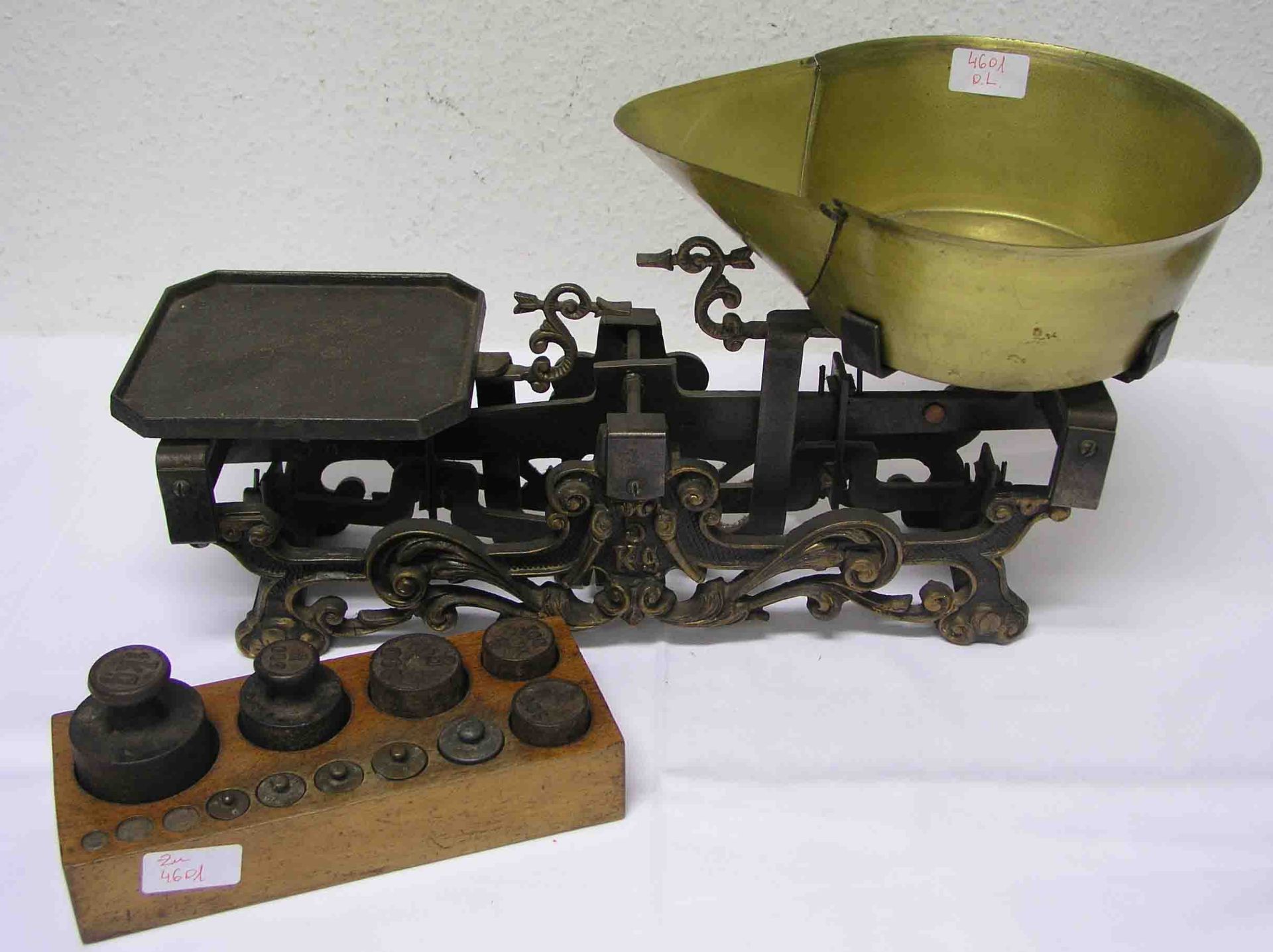 Küchenwaage um 1900. Gusseisengestell, Messingschale. Dazu: Gewichte.