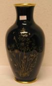 Vase. Porzellan, gemarkt Lindner, cobaltblaue Wandung, Goldstaffage. Höhe: 44cm.