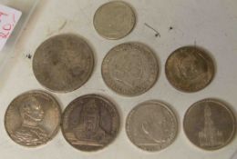 Acht Silbermünzen. Dabei: "Drei Mark 1913 Preußen"; 5 Kronen, Österreich 1908; usw.Gesamtgewicht: