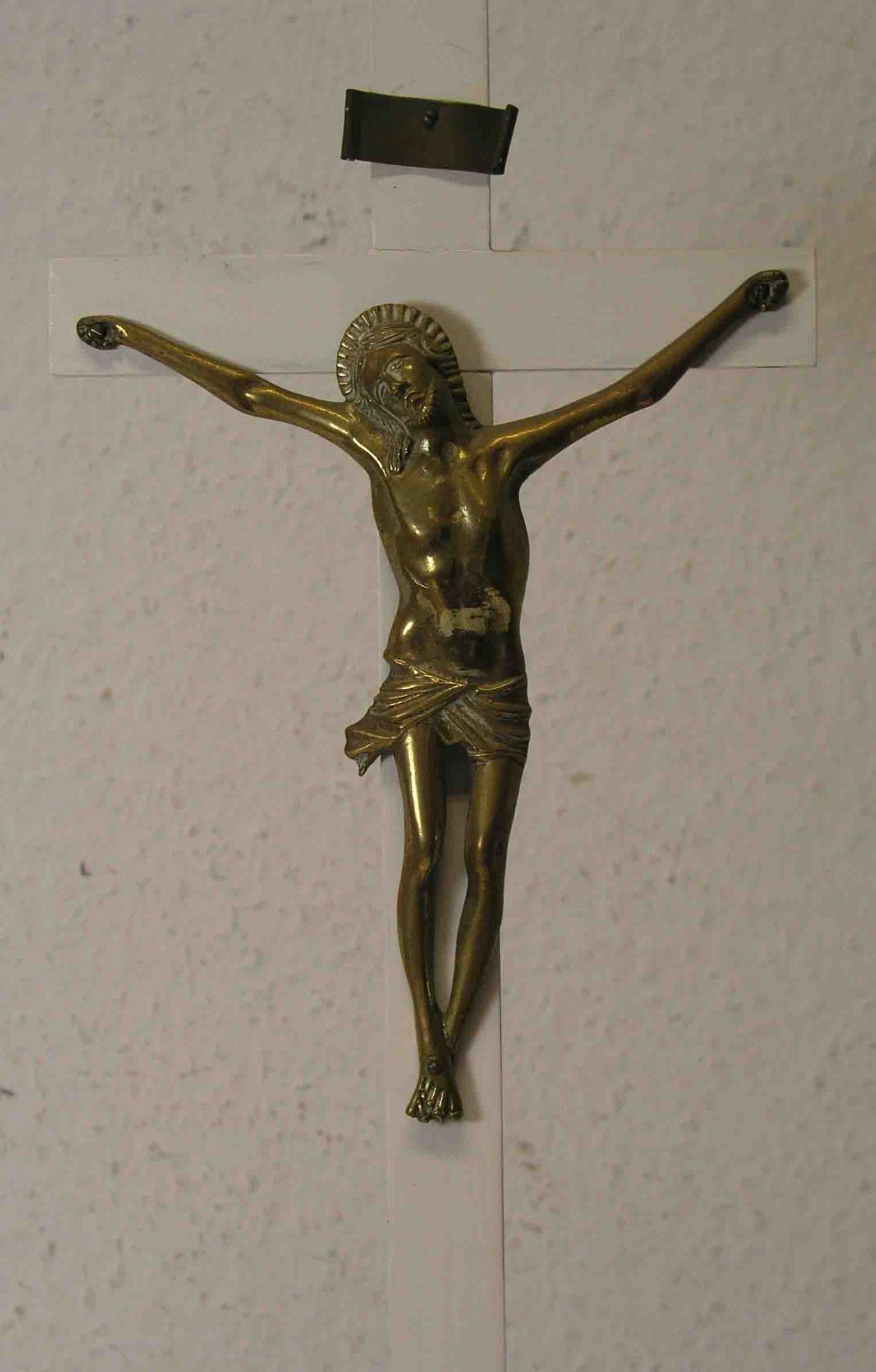 Standkruzifix. Weiß lackiertes Holzkreuz, Christuskorpus aus Messing. Gesamthöhe: 64cm. - Image 2 of 2
