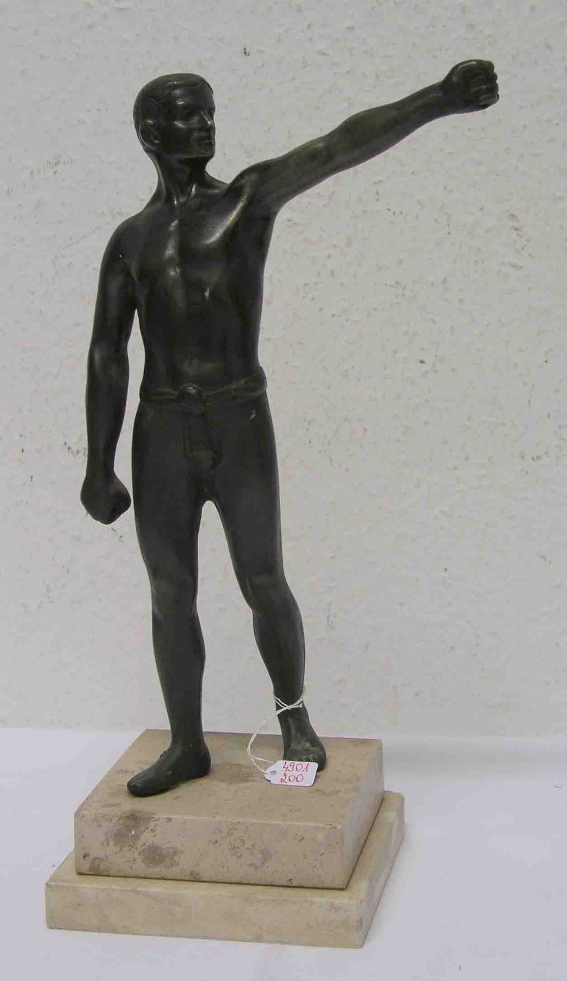 Sportler in Siegerpose. Bronze, auf Marmorsockel monitert. Gesamthöhe: 37cm.