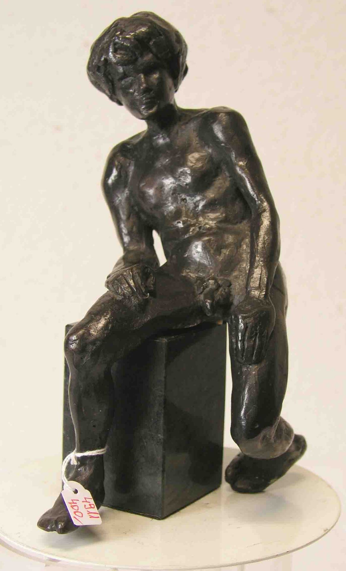 "Sitzender männlicher Akt". Bronze. Dazu: Marmorsockel, Höhe: 23cm.