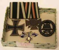 Mutterkreuz in Silber, Miniatur. Dazu: zwei Orden und Abzeichen I. Weltkrieg.