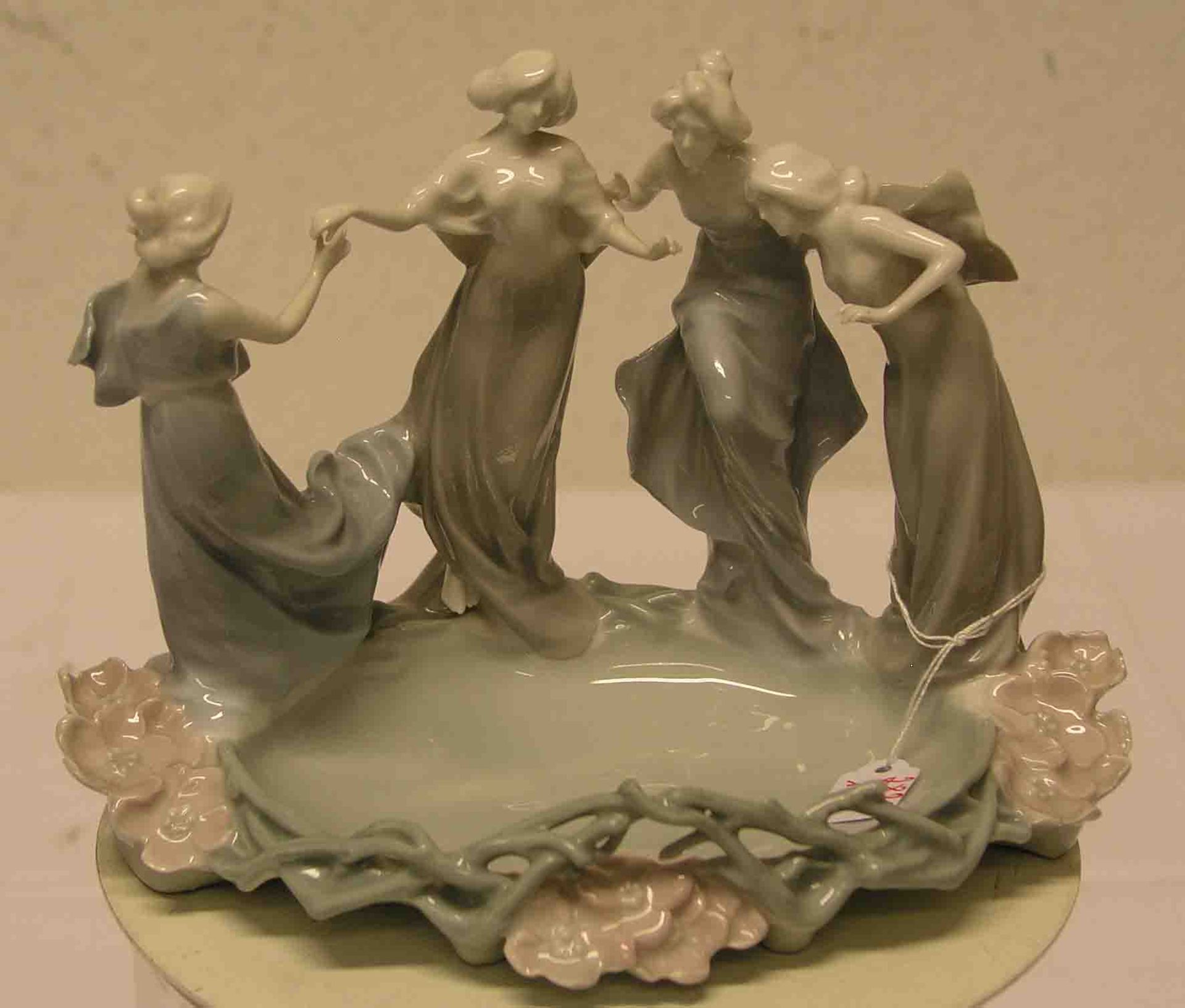 "Elfenreigen". Jugendstil, Schale mit Porzellan-Figurengruppe um 1900. Galluba undHofmann,