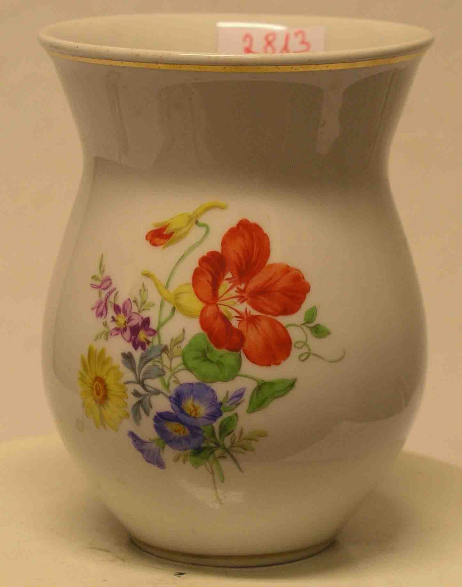 Meißen - Vase. Porzellan, I. Wahl, Schauseite mit Blumendekor, Höhe: 12,5cm.