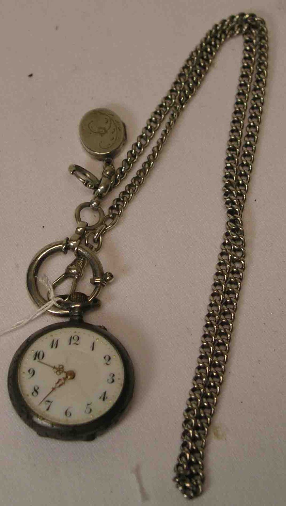 Damentaschenuhr um 1900. Metallgehäuse. Email Zifferblatt mit arabischen Zahlen, Haarriss.