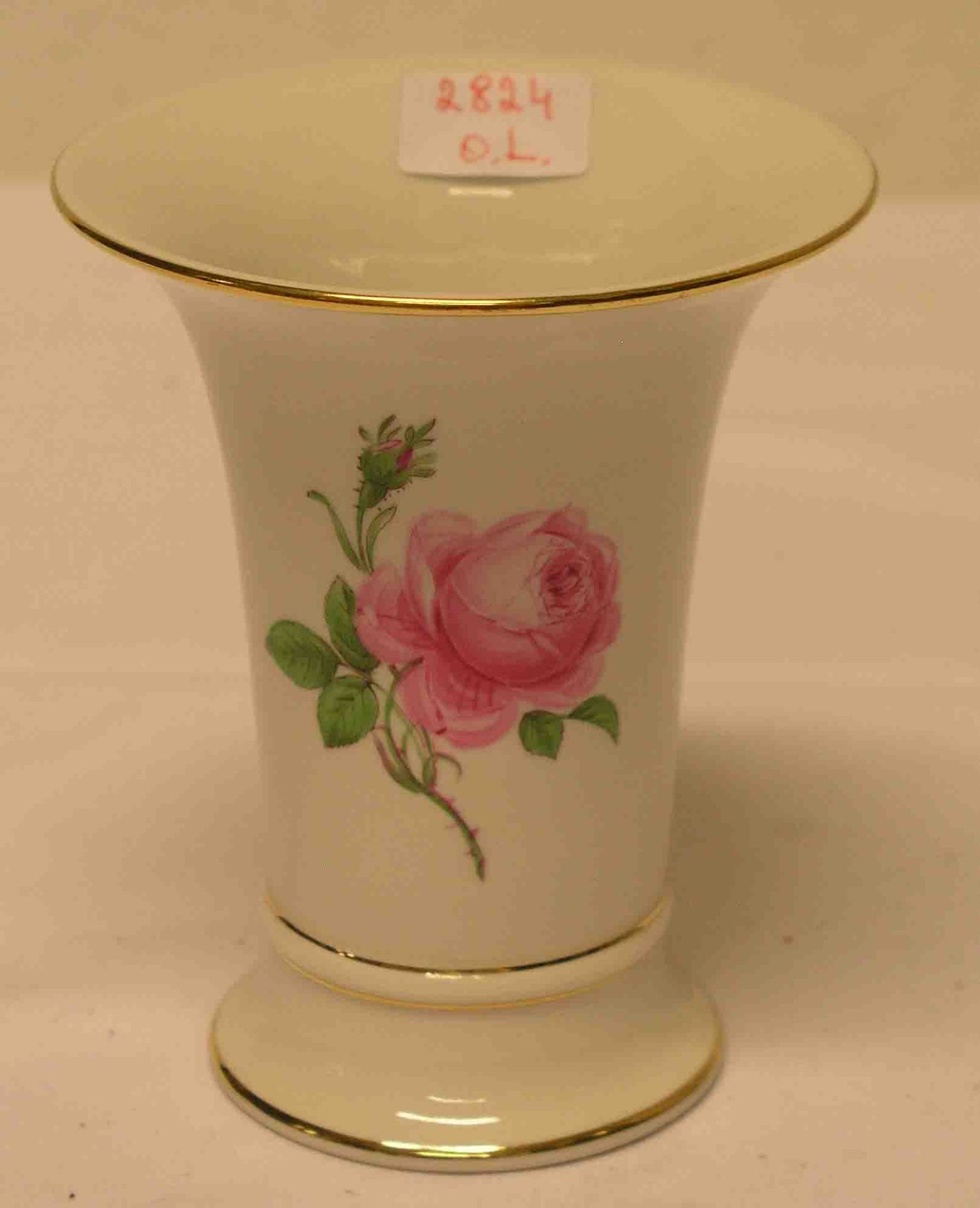 Vase, Meissen Porzellan. III. Wahl, Schauseite mit Rosendekor. Höhe: 14cm.