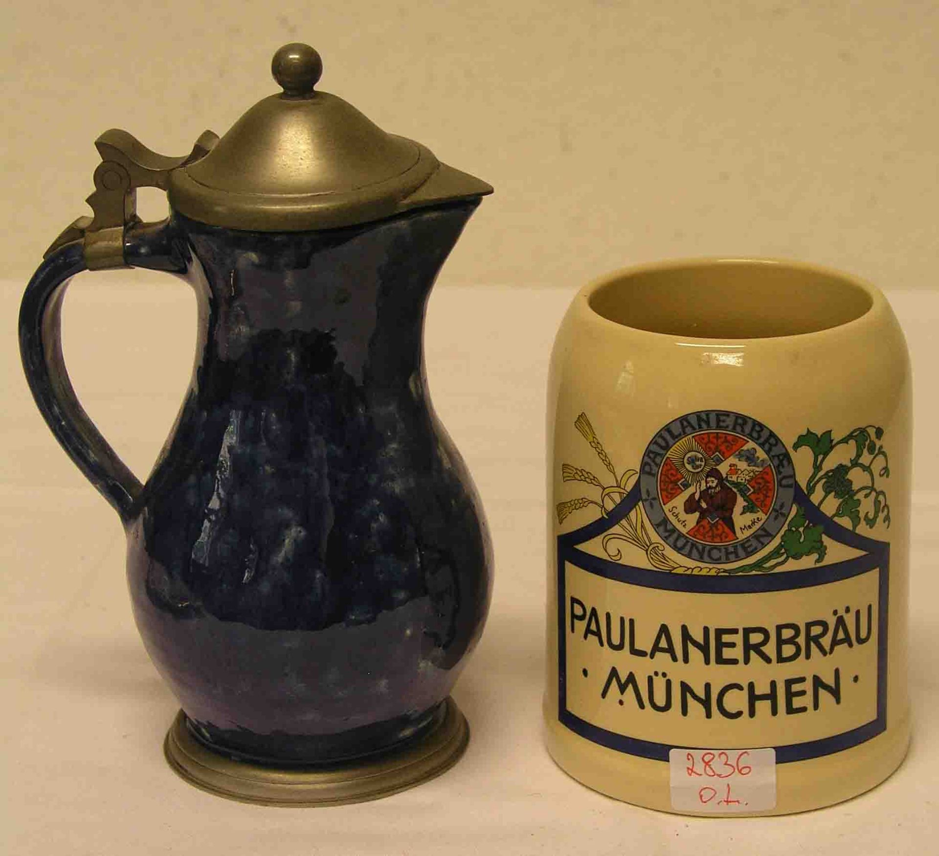 Bierkrug "Paulaner Bräu München" 0,5 Liter. Elfenbeinsteinzeug. Dazu: Henkelkännchen mitZinndeckel.