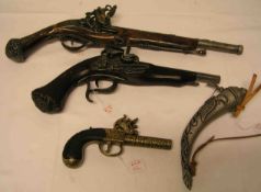 Drei Deko-Pistolen und ein Pulverhorn