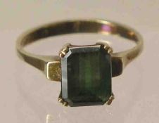 Damenring. 14 kt. Gold. Schmale Ringschiene mit rechteckigem, waldgrünem, facettiertem