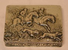 Deckeldose. 800er Silber. Reliefierter Deckel mit zwei reitenden Jägern und Hunden. 1,3 x