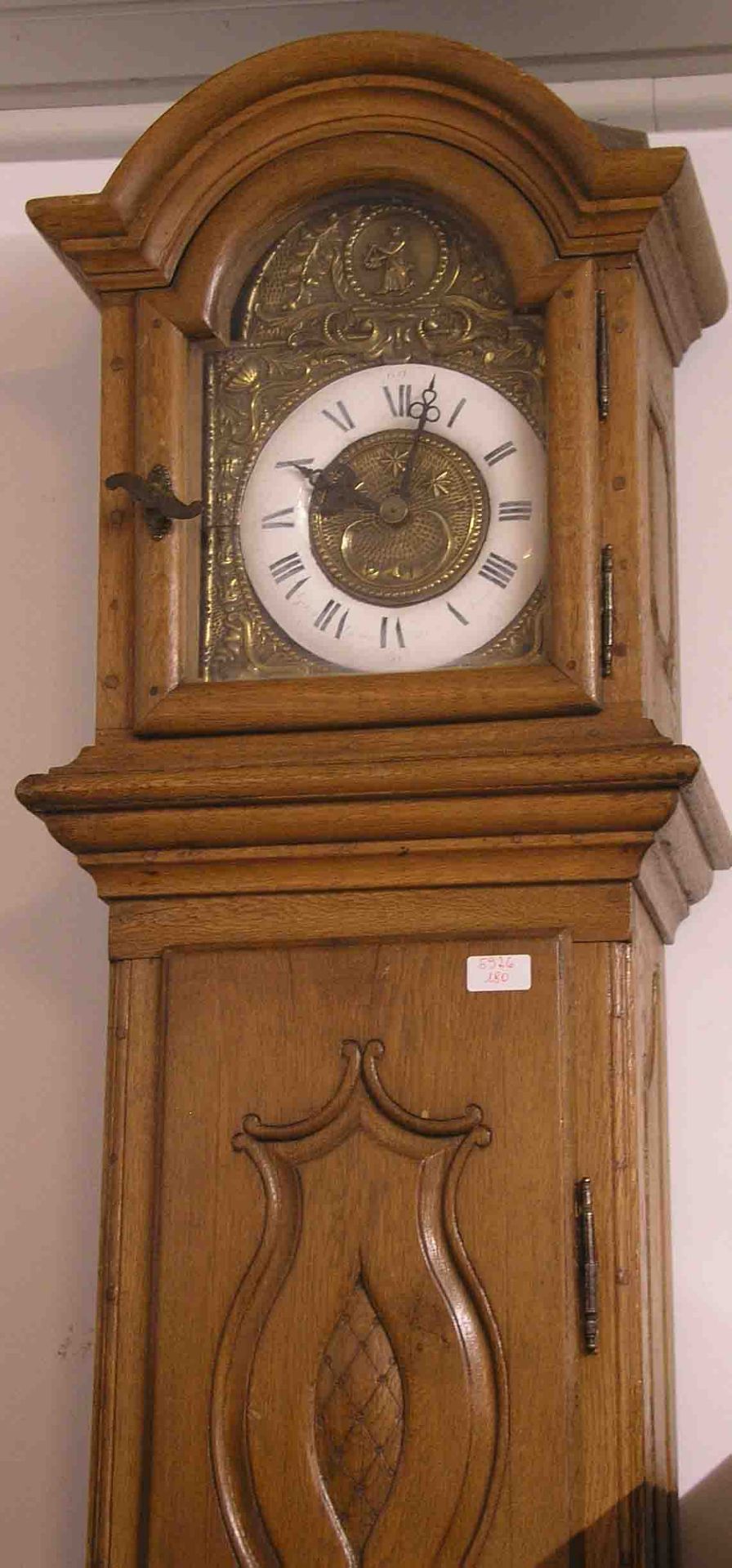 Standuhr um 1800. Beschnitztes Eichengehäuse. Zifferblattfront aus geprägtem Messingblech. - Bild 2 aus 2