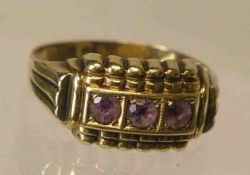 Damenring. 14 kt. Gold. Breiter Ringkopf mit drei aneinander gereihten Amethysten. RG: