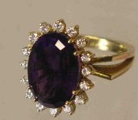 Amethyst-Ring. 18 kt. Gold. Elegante Ringschiene mit eckigen Ringschultern. Großer, ovaler