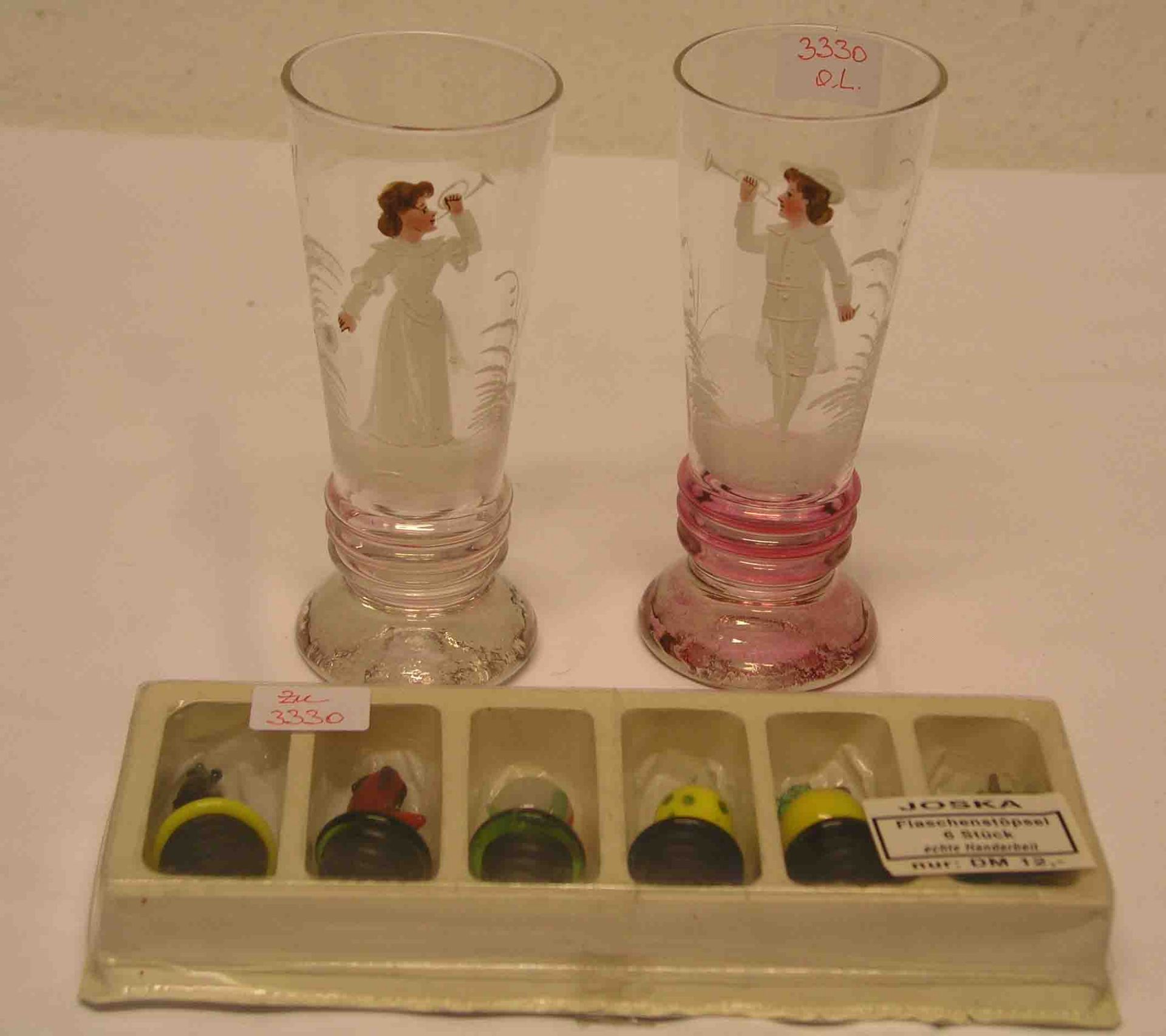 Zwei Gläser, Schauseite mit Emailmalerei "Trompetenbläser", Höhe: 16cm. Dazu: sechs