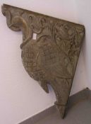 Holzfragment. Indien. 18./19. Jh. Beidseitig beschnitzt, Pfau-Dekor, Dreieckform, ca. 75 x