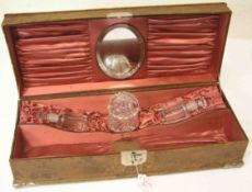 Kosmetikschatulle. Lederbezogen, um 1900, mit drei Glasflakons (einer bestoßen). 11 x 38 x