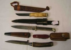 Posten von vier Messern. Dabei: Zwei Messer mit Horngriff, ein Finnland-Messer und ein