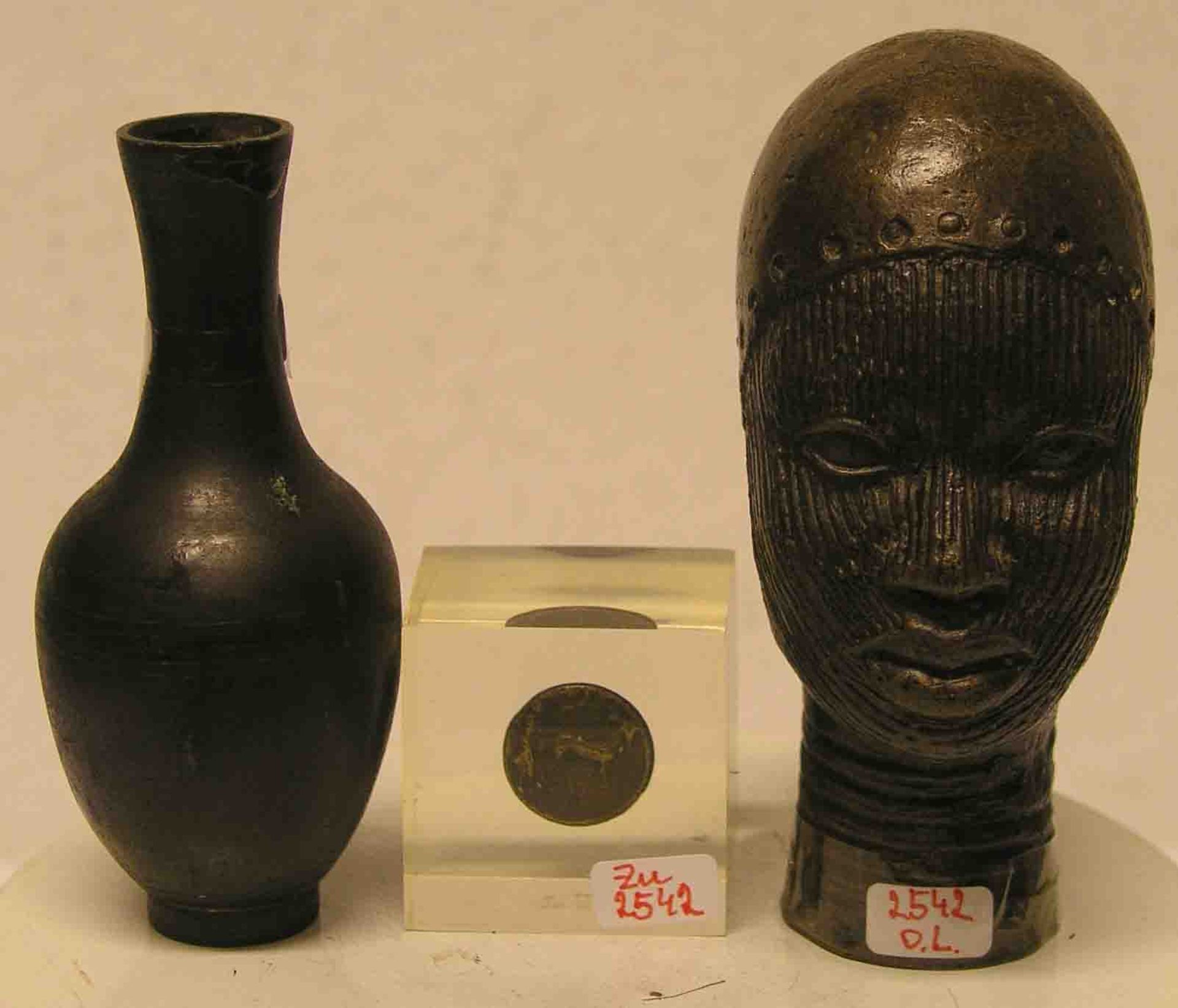 Kopf eines Afrikaners. Bronze. Nigeria. Höhe: 12,5cm. Vase, Eisen, Orient und Kopie einer