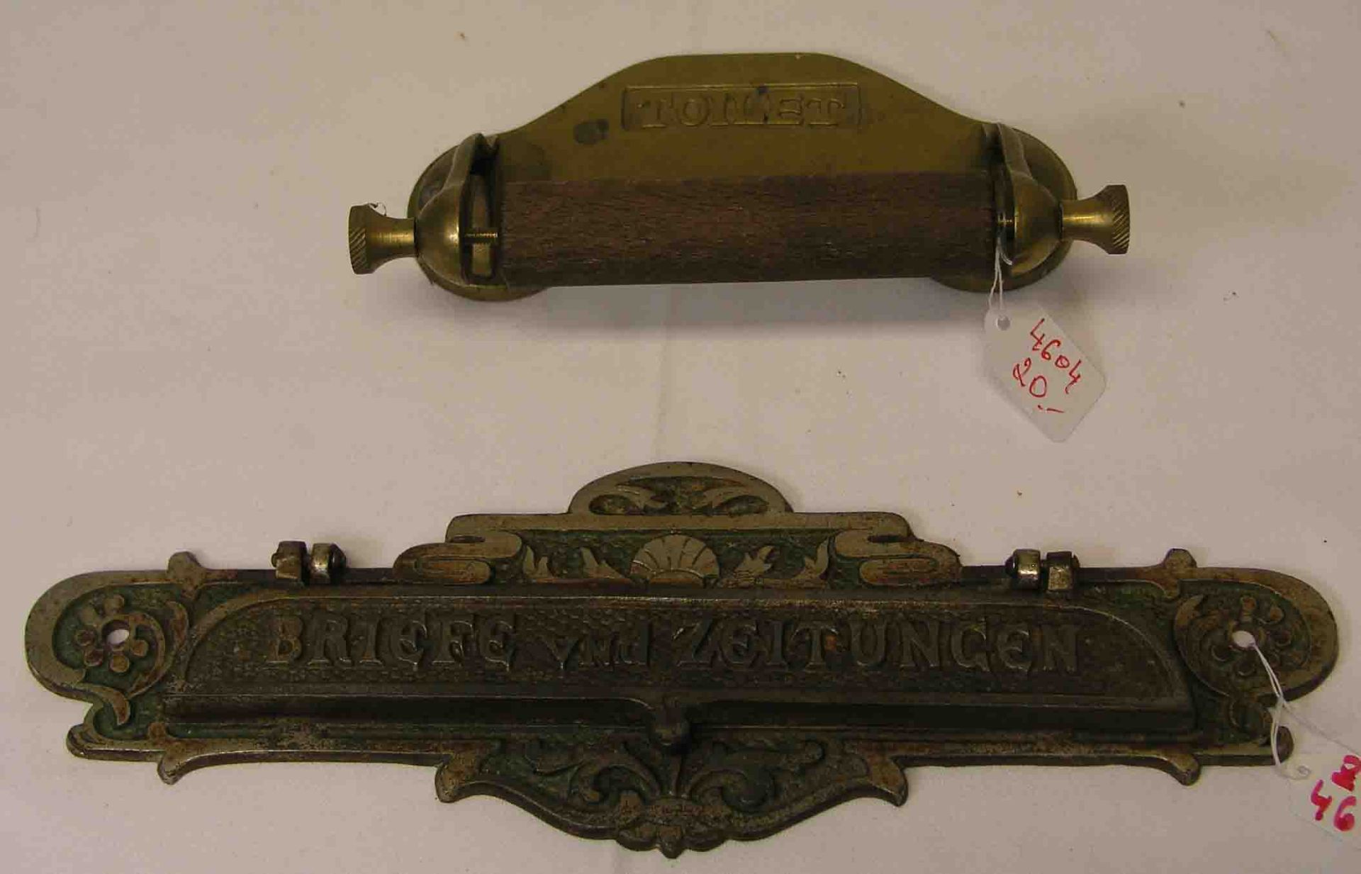 Toilettenrollen-Halter. Messing/Holz, Breite: 17cm. Dazu: Briefkastenschild um 1900. 9,5 x
