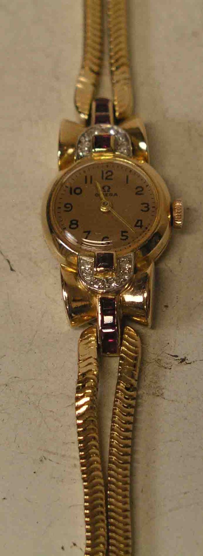 Damenarmbanduhr "Omega". 18 kt. Gold. Zifferblatt mit arabischen Zahlen. Handaufzug.