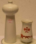 Vase, weißes Porzellan, Meissen, um 1960. Entwurf: Ludwig Zeppner, Höhe: 20cm. Dazu: Vase,