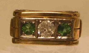 Damenring. 14 kt. Gold. Rechteckiger Ringkopf, mittiger Brillant, ca. 0,30 ct., umgeben