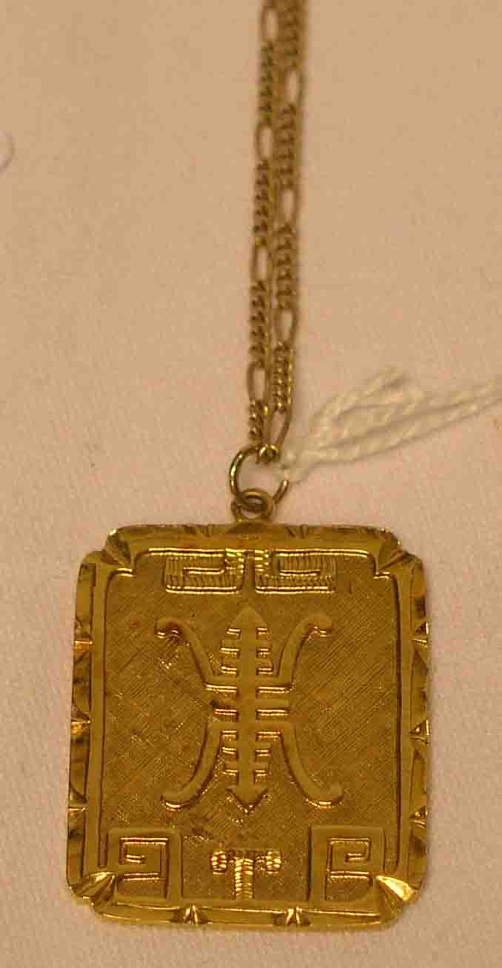 Anhänger. 14 kt. Gold. China. Vorderseite mit Schriftzeichen, Rückseite mit Blumendekor.