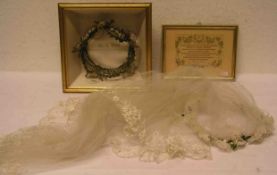 Brautschleier, Hochzeitsspruch gerahmt, Hochzeitskrone im verglasten Kasten, datiert 1940,