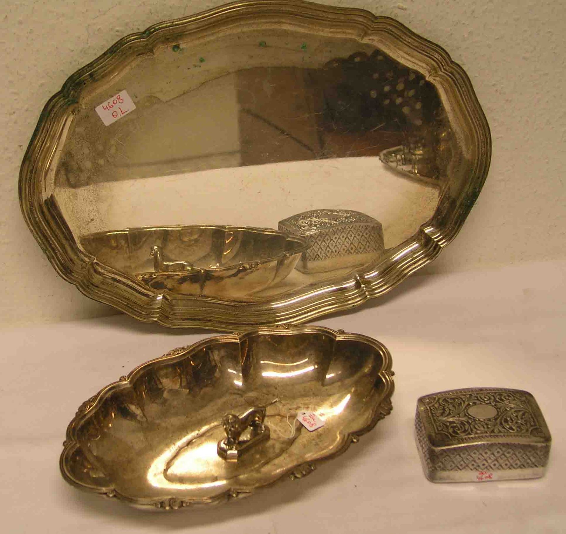 Posten von vier Teilen. Dabei: Tablett, ovale Form, Durchmesser: 40cm; Schale,