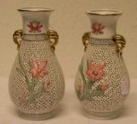 Paar Vasen. Porzellan, China. Durchbrochen gearbeitet, Schauseite mit Blumendekor, Höhe: