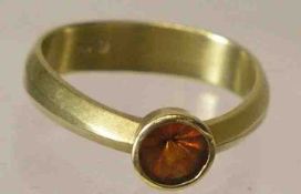 Damenring. 18 kt. Gold, mattierte Ringschiene in Dreiecksform, rund gefasster Ringkopf mit