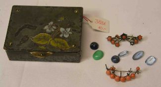 Kleine Schmuckschatulle um 1900. Metall, Deckel mit Blumendekor. Inwändig Korallen und