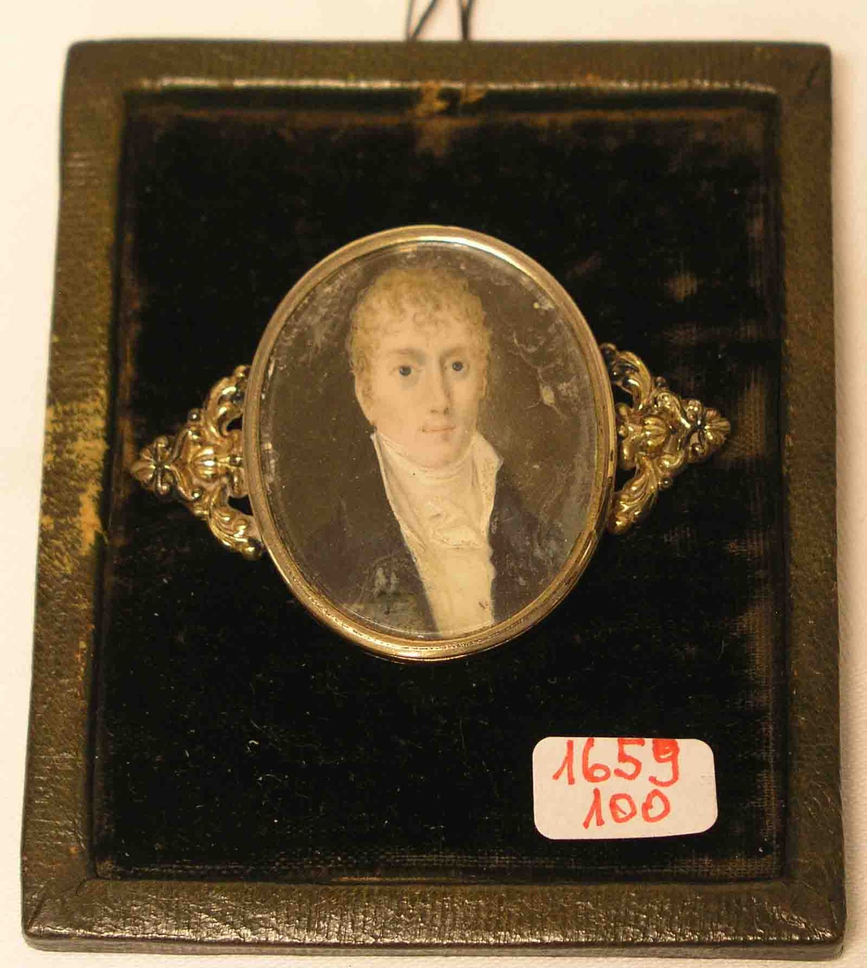 Miniatur um 1820: "Brustbild eines Herren". Öl/Elfenbein, als Brosche gearbeitet,