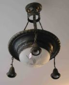 Deckenlampe um 1920. Metallgestell, vier Brennstellen, Glasschale. Durchmesser: 45cm.