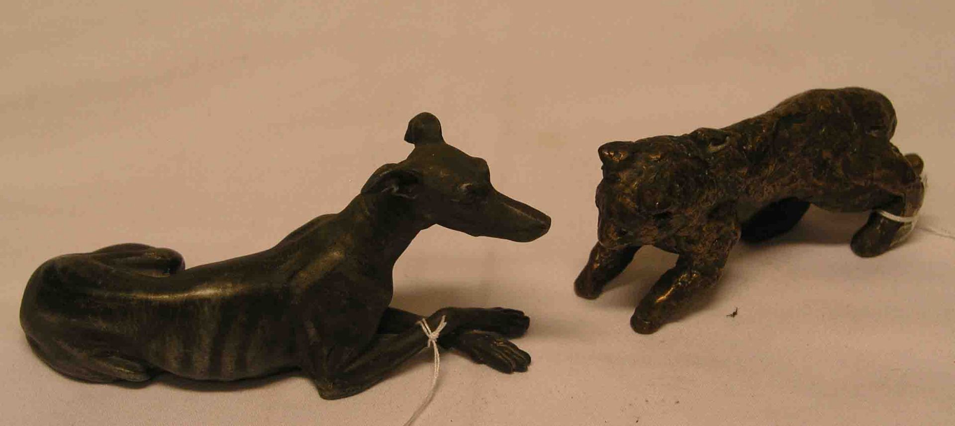 Katze. Bronze. Künstlerentwurf. Höhe: 5,5cm, Breite: 13cm. Dazu: Liegender Windhund,