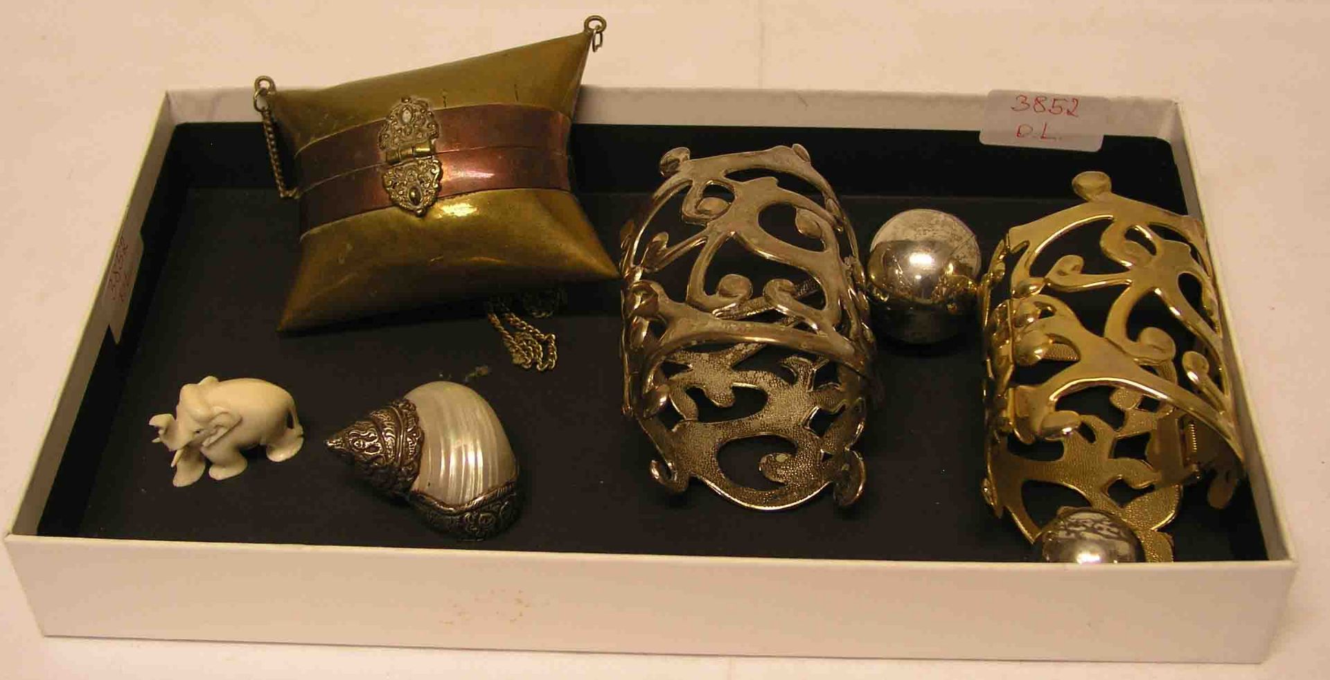 Zwei Metallarmreife, orientalisches Metalltäschchen, Muschel mit Metallmanschette, zwei