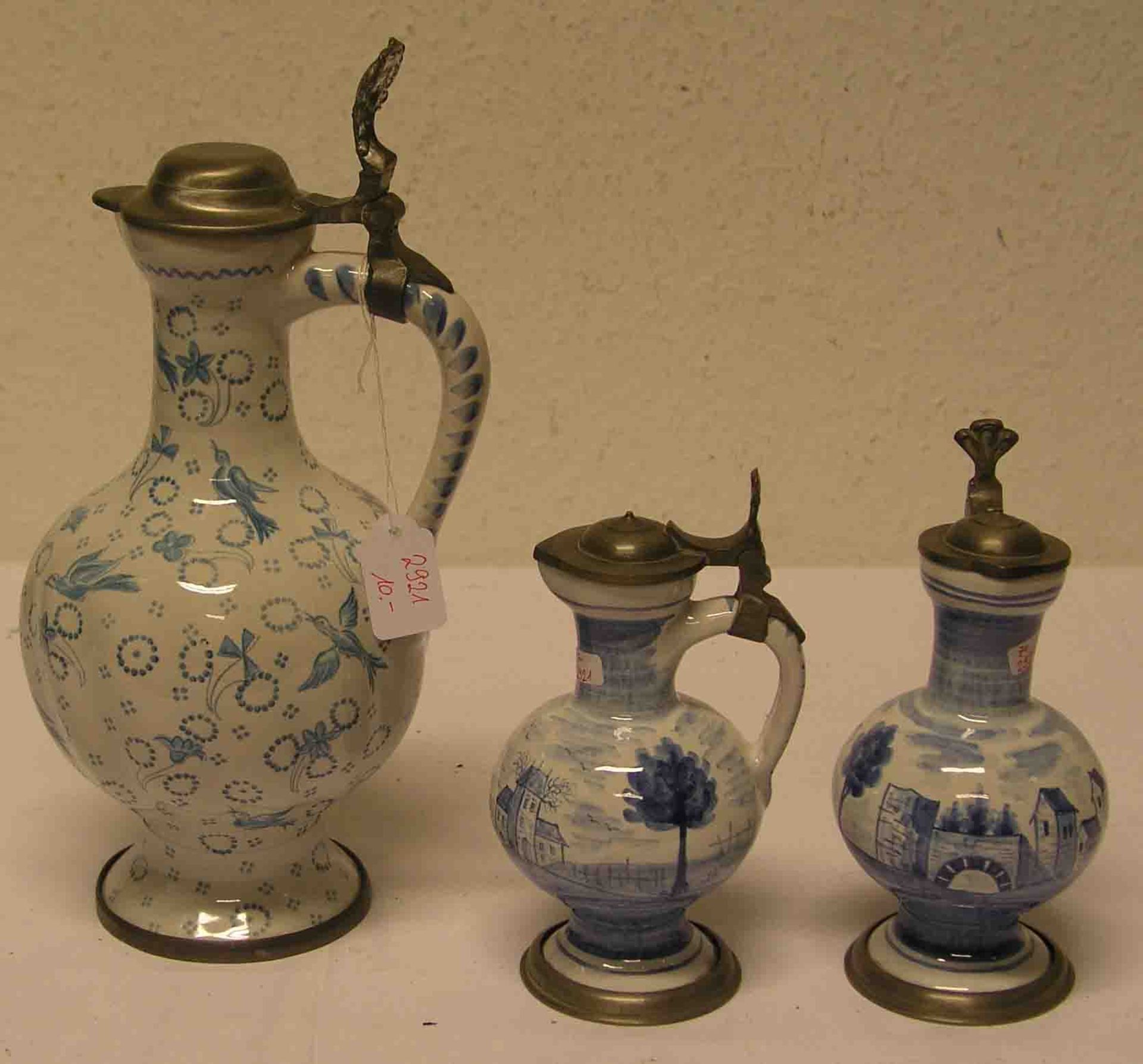 Drei Krüge. Dabei: Ulmer Keramik, 0.7 Liter, Blau/Weiß Dekor mit Vögeln und Ornamenten,