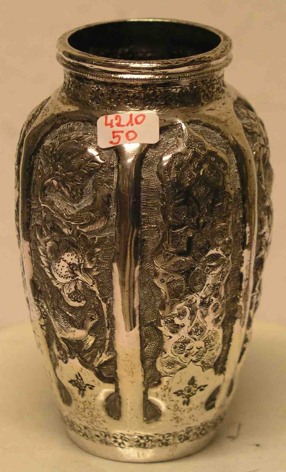 Vase. 800er Silber, nicht gepunzt. Reliefierte Wandung mit Vogel und Ranken-Dekor, Höhe: