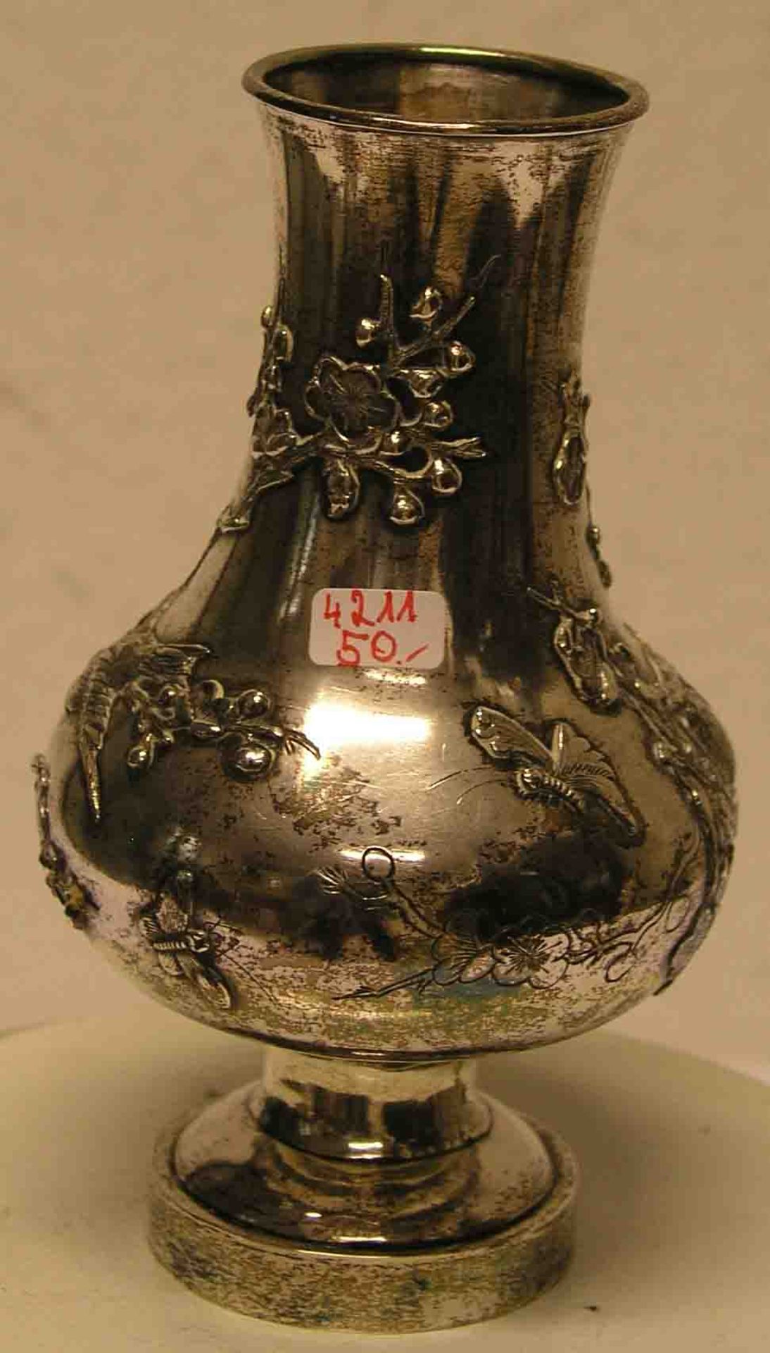 Vase. 800er Silber, nicht gepunzt. Wandung mit Vogel und Ranken-Dekor, Höhe: 16,5cm, 269